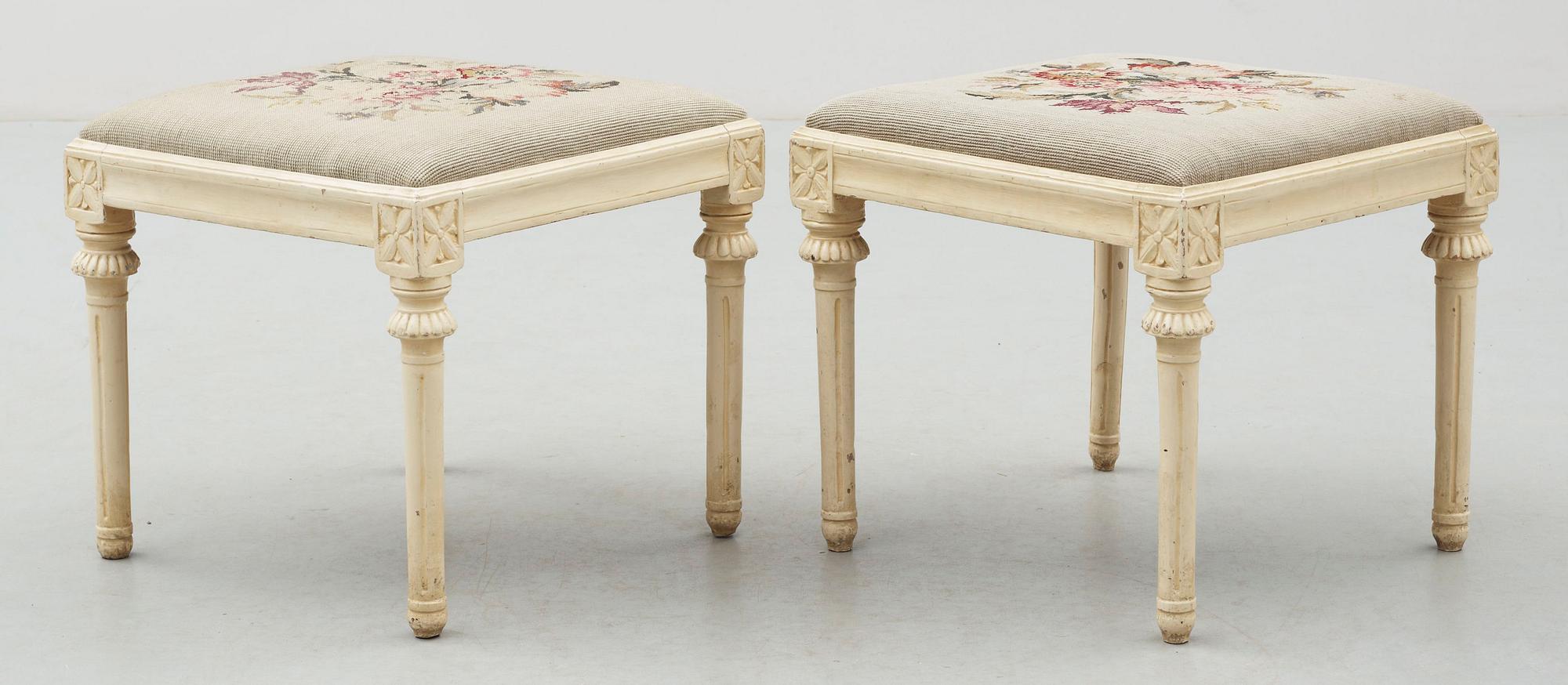 TABURETTER, ett par, gustavianska provinsarbeten, omkr 1800.