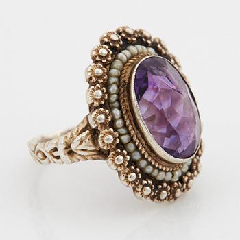 Garnityr bestående av en collier, ett par örhängen och en ring.
