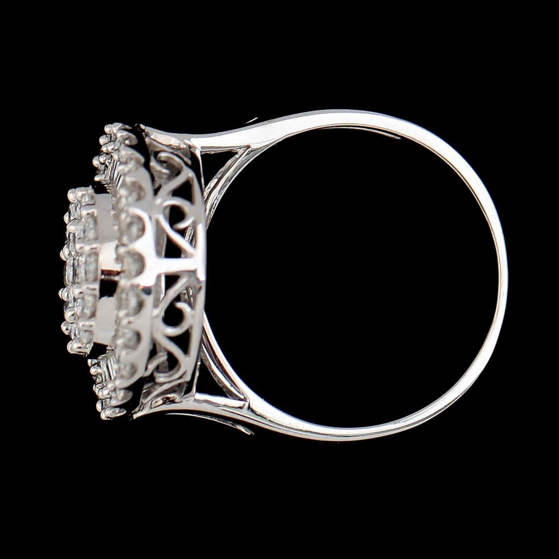 RING, 18K vitguld, briljant och baguetteslipade diamanter tot ca 1.16 ct.