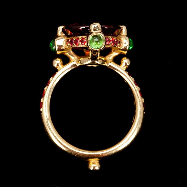 RING, guld, 18K, spessartite granat 7,5 ct, peridoter tot. 0,35 ct.  TEMPLE ST. CLAIR, USA. Vikt 9,9 g.