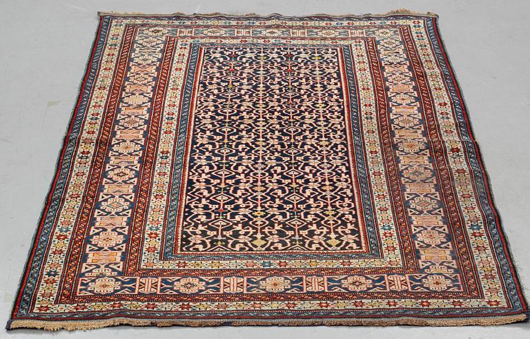 Matta, antik/semiantik Shirvan sannolikt, ca 178-180 x 125-129,5 cm (kortsidorna inklusive 2-2,5 cm "slätväv"),