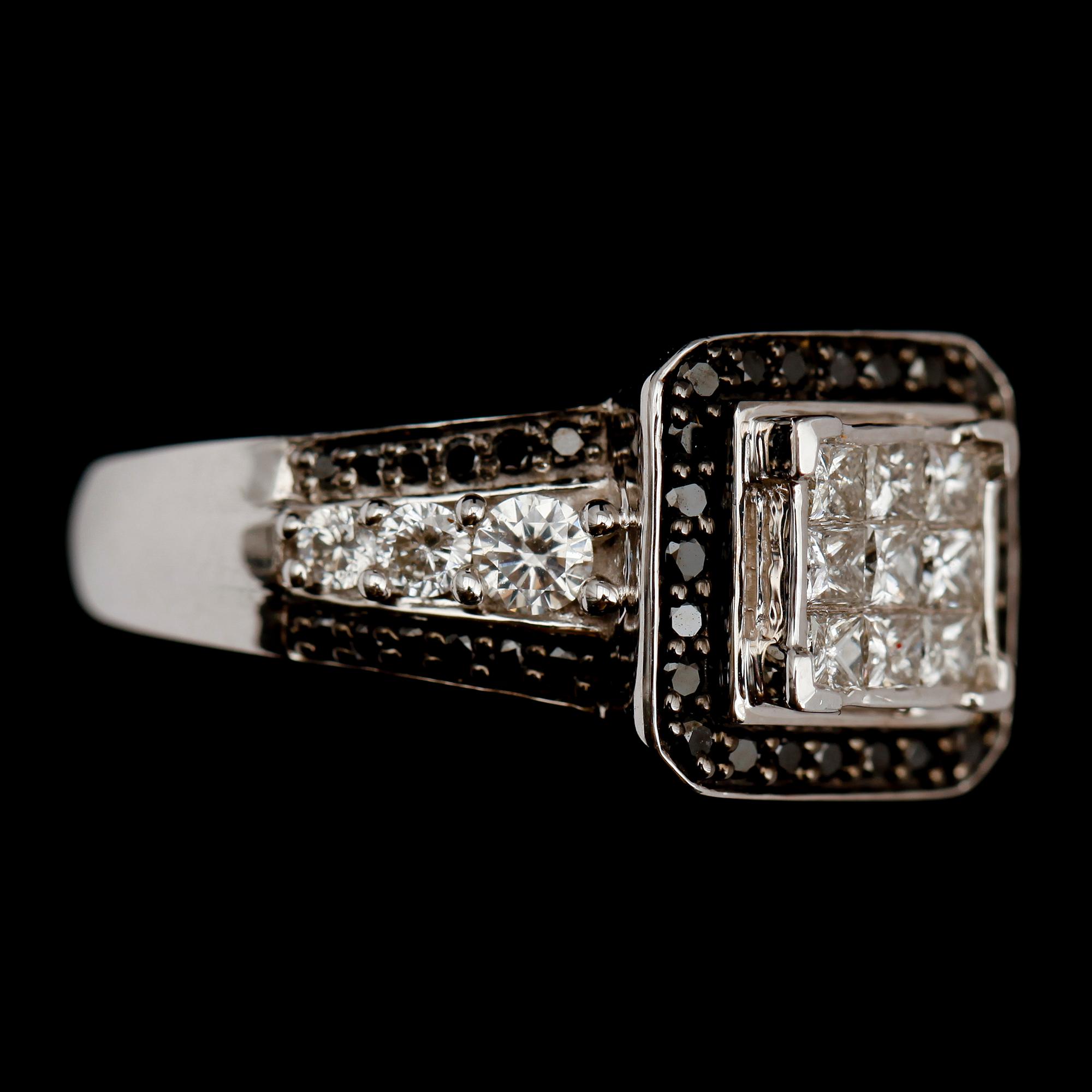 RING, 14 k vitguld, briljant och princesslipade diamanter, total ca 1,0 ct.
