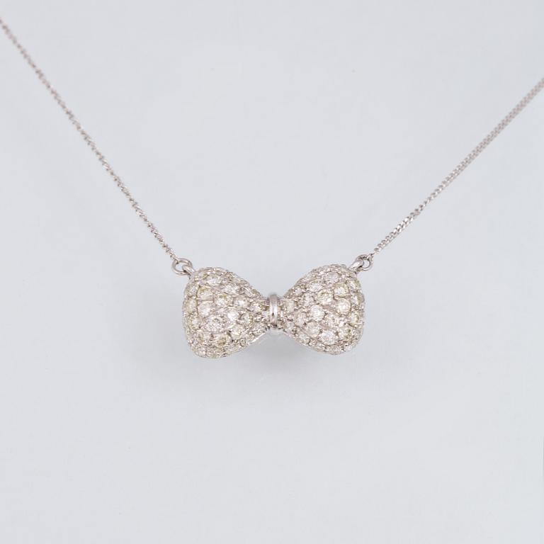COLLIER, 18K vitguld med briljantslipade diamanter ca 0.60 ct. Vikt 1,8 gram.