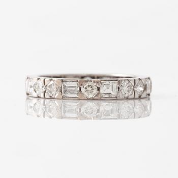 Ring, eternity ring, full eternity, 18K white gold set with baguette and brilliant-cut diamonds, total approximately 2.50 ct.