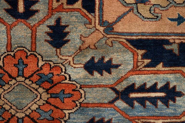 Matta Heriz, ca 365 x 350 cm.