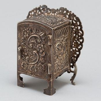 BORDSUR, silver, Samuel Jacobs, London, 1893.