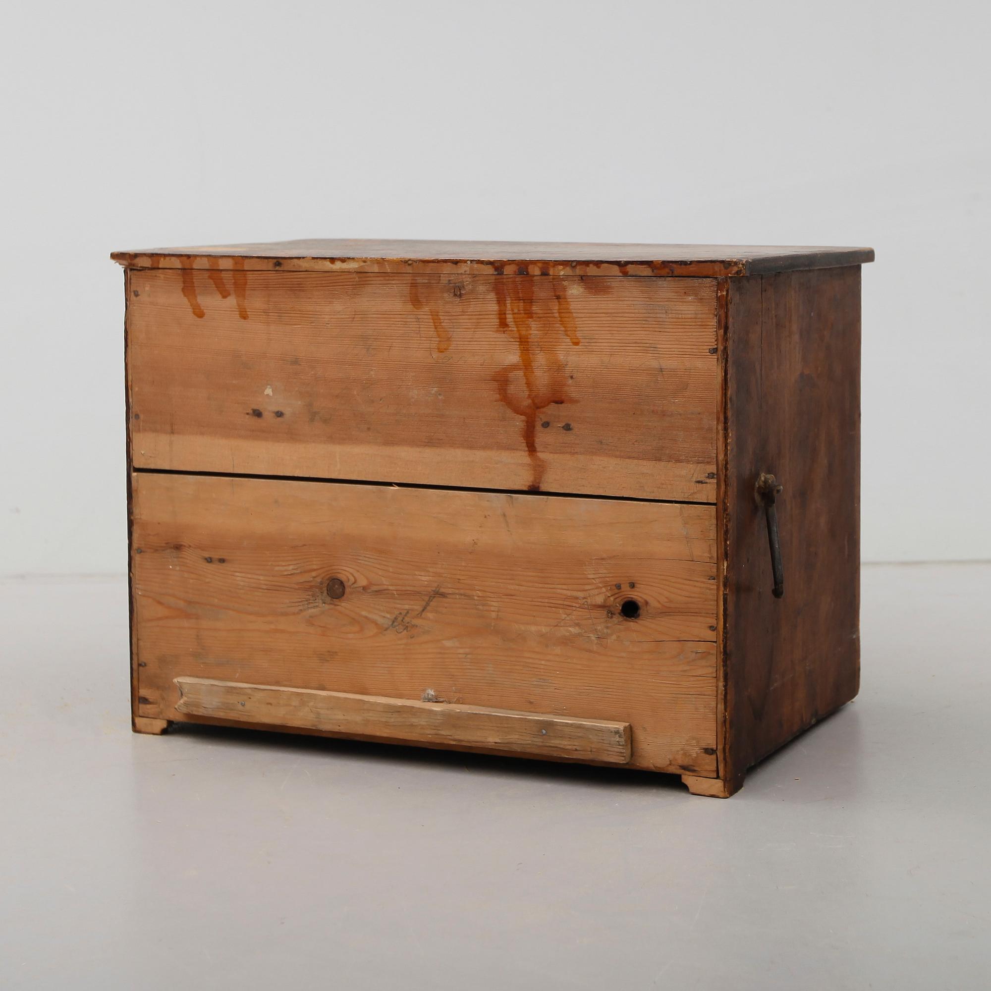 MINIATYRBYRÅ, allmoge, 1800-talets andra hälft.