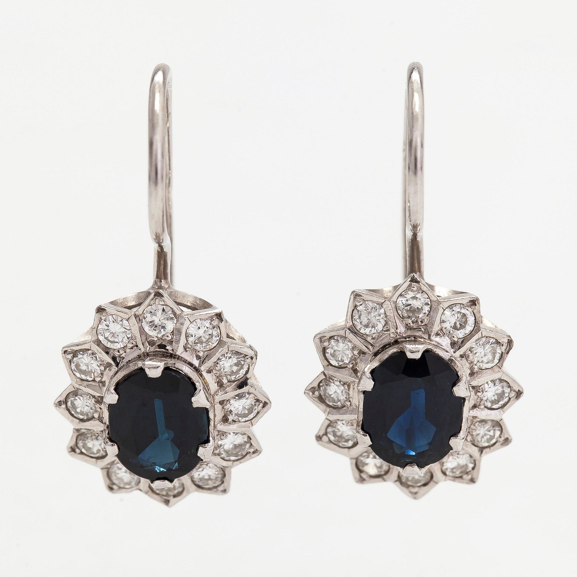 Örhängen, 14K vitguld, diamanter tot ca 0.36 ct och safirer. Kultakeskus Tavastehus, 1985.