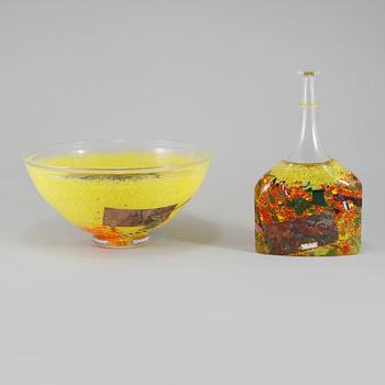 SKÅL samt FLASKA, glas, Bertil Vallien, Kosta Boda, 1900-talets slut.
