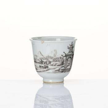 A Chinese Export grisaille cup, 18th century. 'Posfeleyn VerKoopeing'.