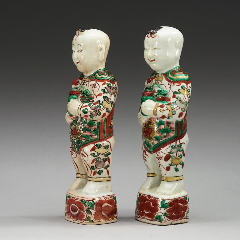 A pair of famille verte figures, Qing dynastin, Kangxi (1662-1722).