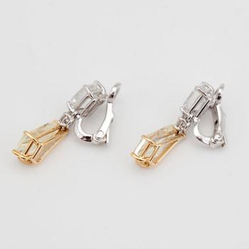 ÖRHÄNGEN med fancy light yellow samt färglösa diamanter, totalt 8.07ct.