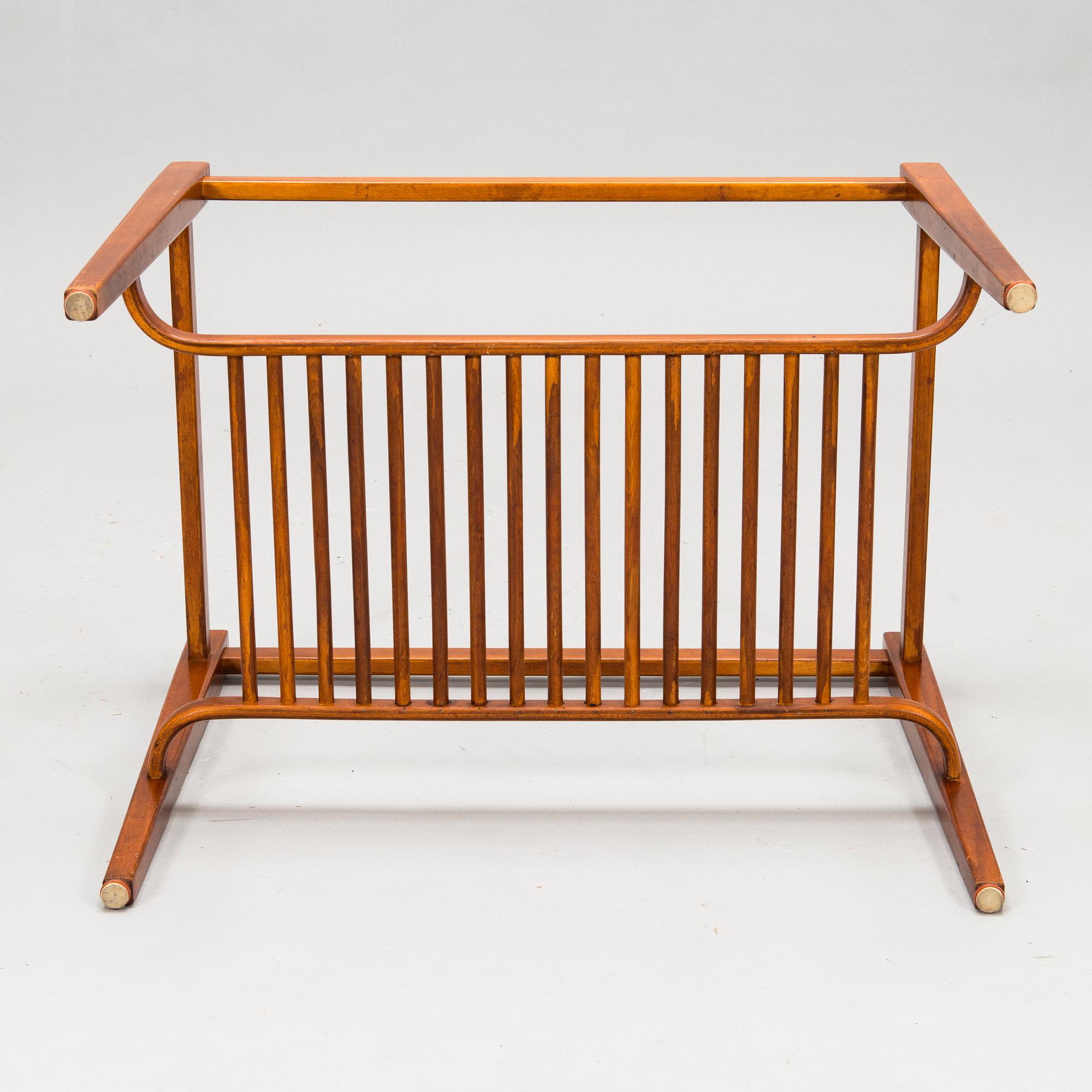 A mid-20th century coffee table / side table.