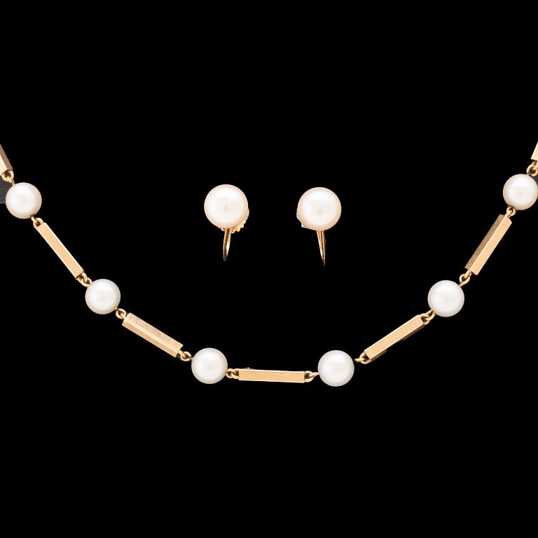 A set of 18K gold necklace and earrings with cultured pearls.
