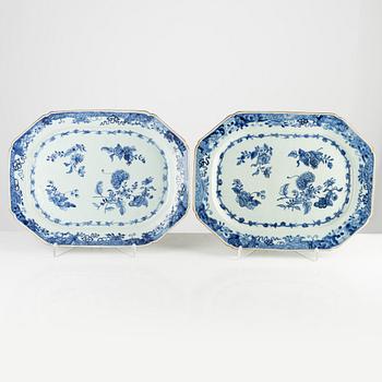 A pair of Chinese export blue and white dishes, Qing dynasty, Qianlong (1736-95).