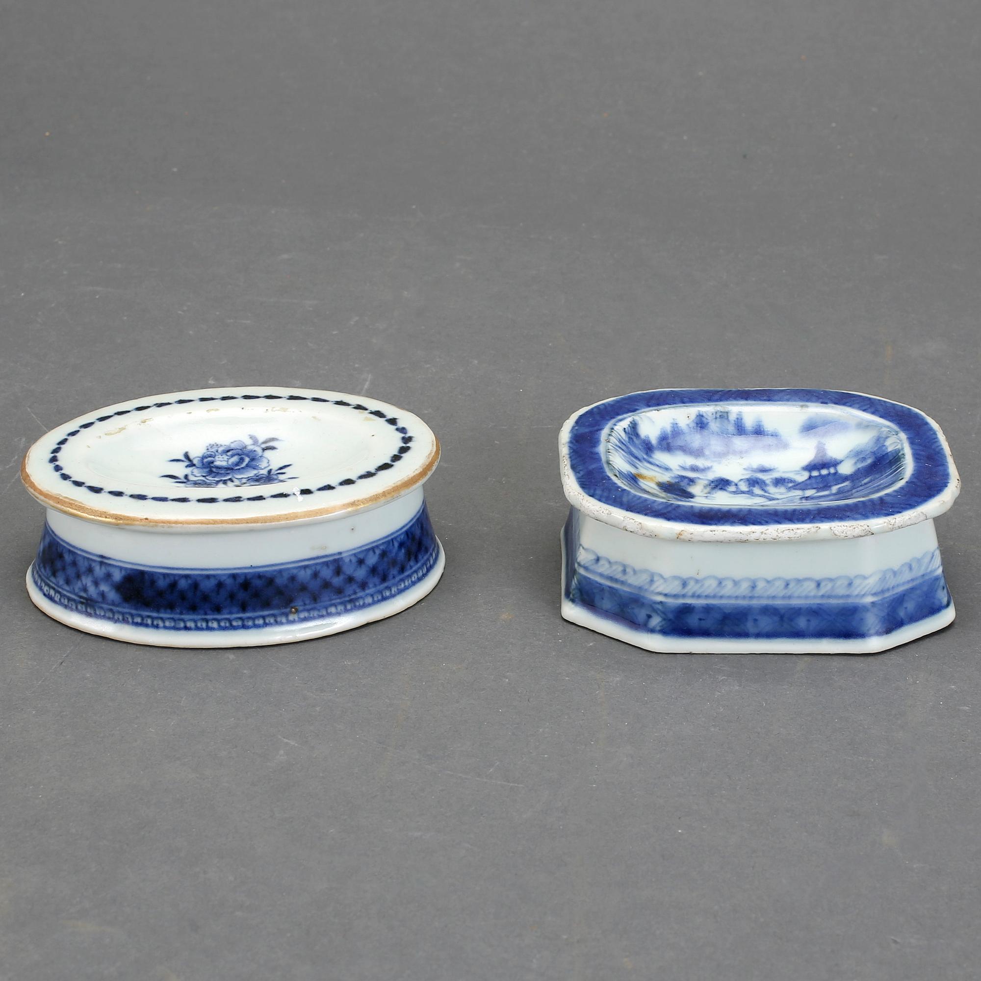 SALTKAR, ett par, porslin, Kina, Qingdynastin, Jiaqing (1795-1820).