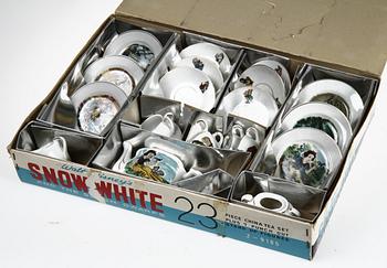 BARNSERVIS, 15 delar, porslin, "Snövit", Marx Toys, Japan.