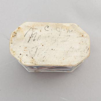 An Chinese 'Imari' porcelain tea caddy, Qing dynasty, Kangxi (1662-1722).