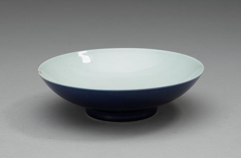 A blue glazed bowl, late Qing dynasty with Yongzhengs six character mark.