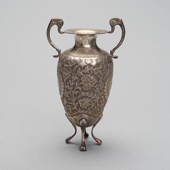 URNA / VAS, österländskt silver, finska kontrollstämplar 1969. Vikt 560 g.