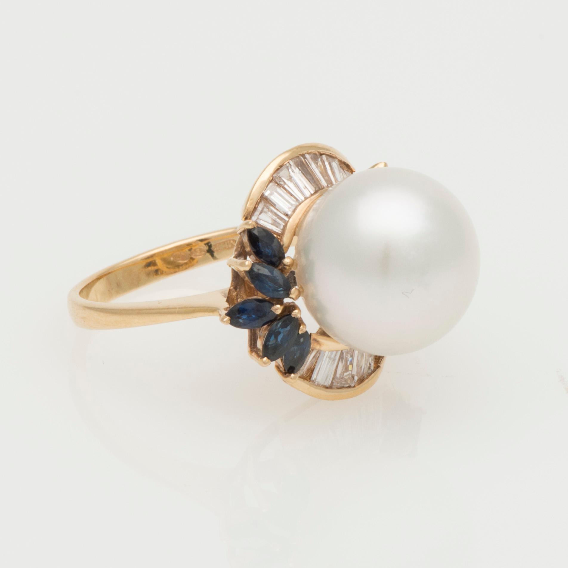 RING, 18 K guld, odlad pärla, 14 baguetteslipade diamanter, 10 safirer. Vikt 4,4 g.