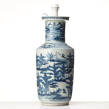 A large blue and white vase, late Qing dynasty, circa 1900.