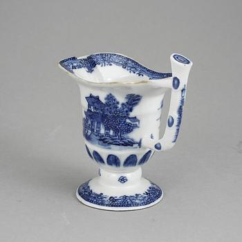 GRÄDDKANNA, porslin, Qingdynastin, Jiaqing (1796-1820).
