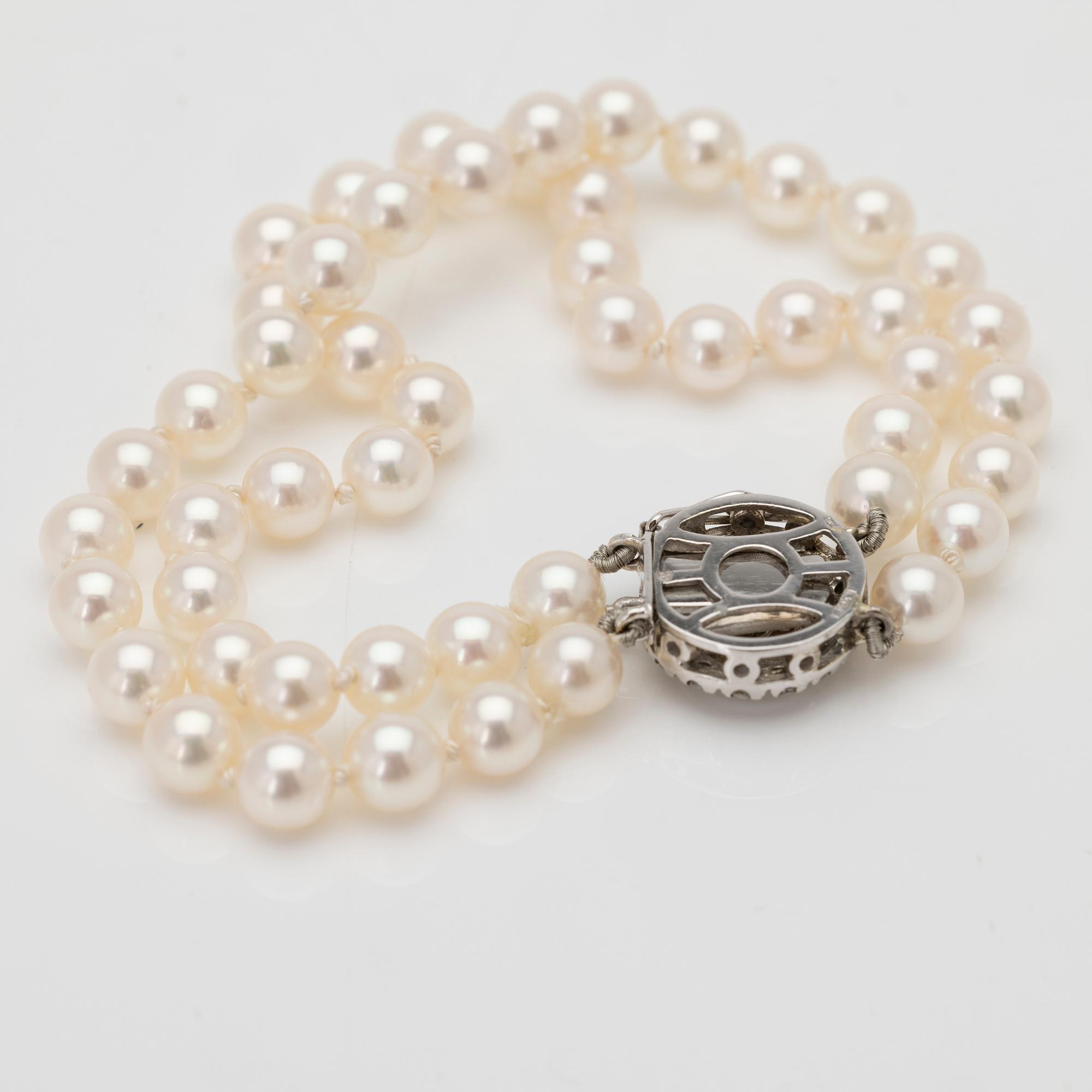 Cultured pearl bracelet in 18K white gold with diamonds.