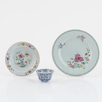 A Chinese export porcelain plate, a dessert dish and a cup, Qing dynasty, Kangxi (1662-1722) and Qianlong (1736-95).