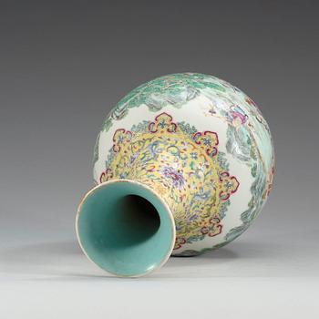 VAS, porslin. Troligen Republik, 1900-tal, med Qianlong sigillmärke.