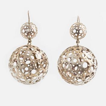 Liisa Vitali a pair of earrings, a ring, and a pendant with chain in sterling silver.