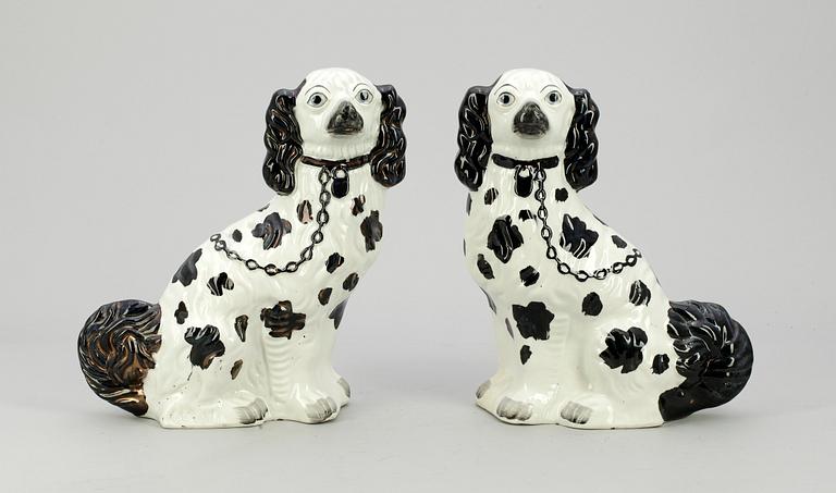 FIGURINER, ett par, flintgods, Staffordshire, England, 1800/1900-tal.