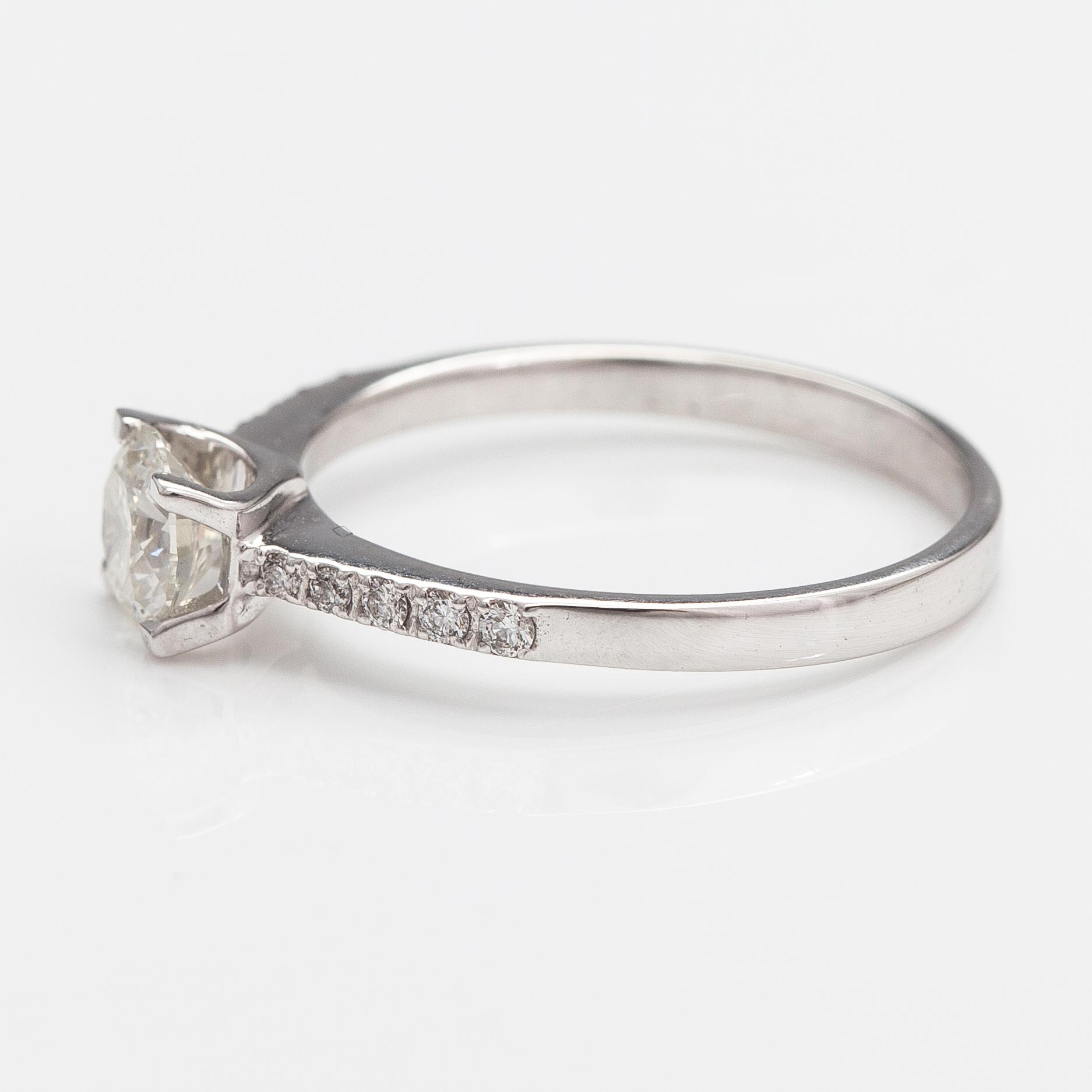 A 14K white gold ring with brilliant-cut diamonds ca. 0.60 ct in total.