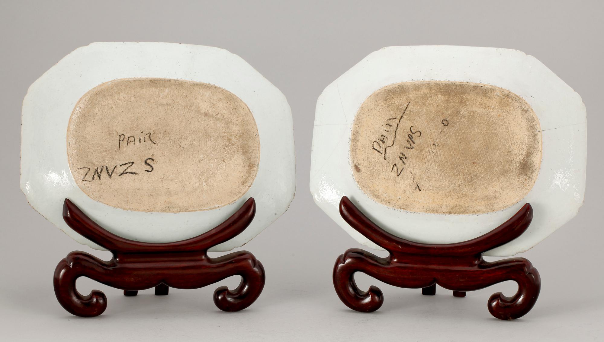 STEKFAT, 2 st, samt TALLRIKAR, 2 st, porslin, Kina, Qianlong, 1700-tal.