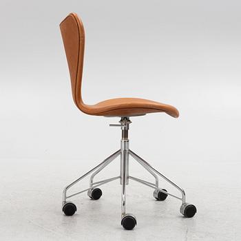 Arne Jacobsen, skrivbordsstol "Sjuan", Fritz Hansen, Danmark. 2005.