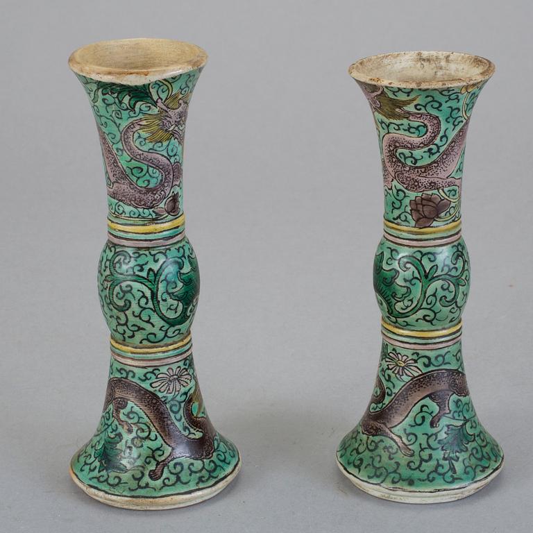 VASER, ett par, biskvi, Kina. 1800-tal.