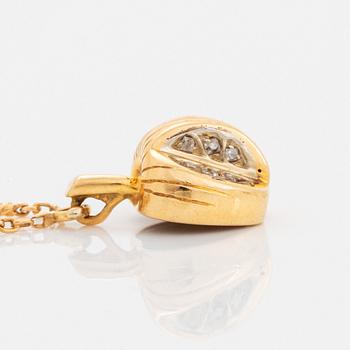 Hängsmycke 18K guld i form av ett äpple med gammalslipade diamanter.