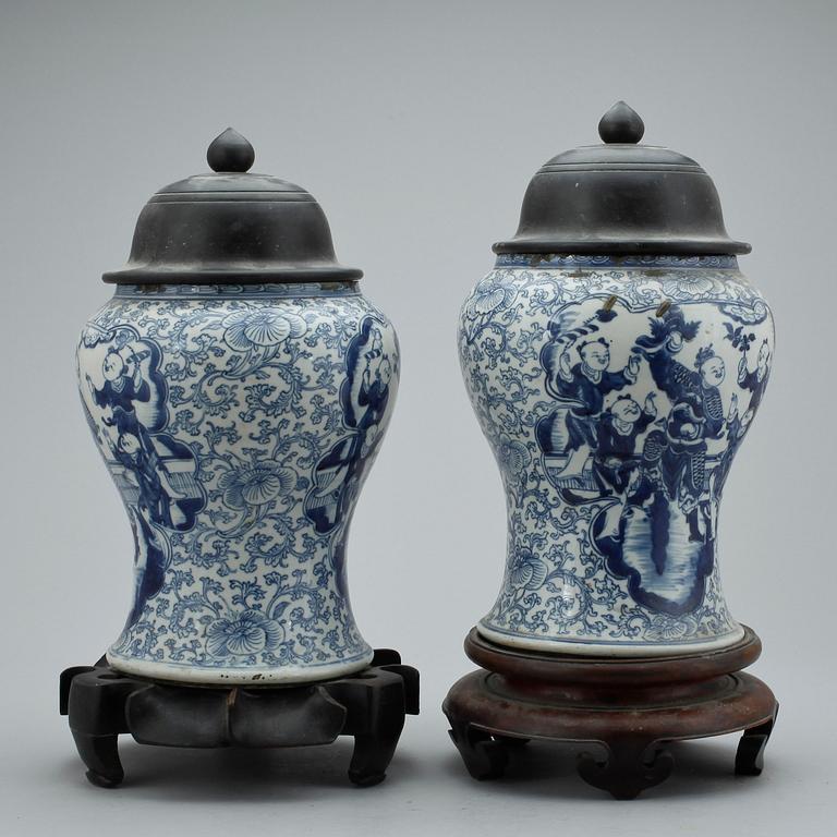 URNOR, ett par. Porslin, Kina. 1800-tal.