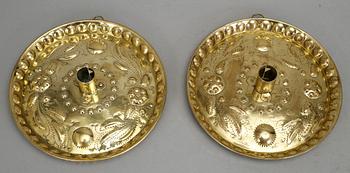 LJUSSTAKAR /LJUSPLÅTAR, 2 st snarlika, barockstil, omkring 1900.