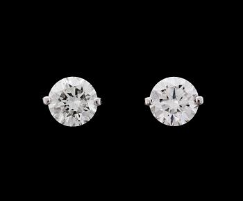 1191. A pair of brilliant cut diamond ear studs, each app. 1 cts (tot. 2.12 cts).