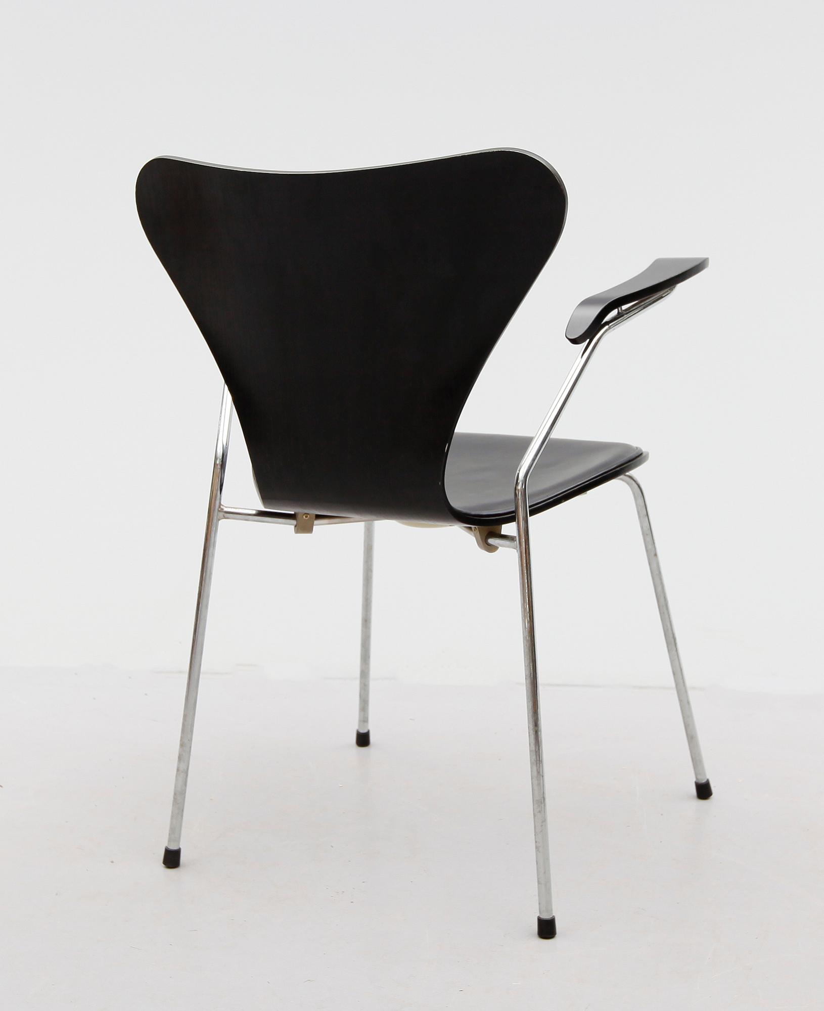 KARMSTOL, "3107", Arne Jacobsen för Fritz Hansen, Danmark, 1900-talets slut.