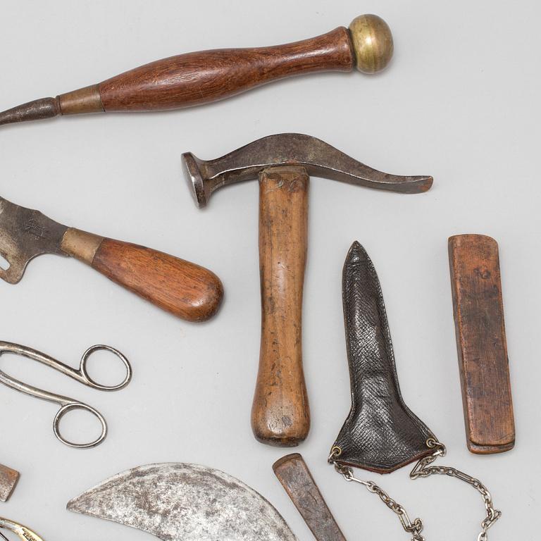 A COLLECTION OF 12 TOOLS, 19TH CENTURY.