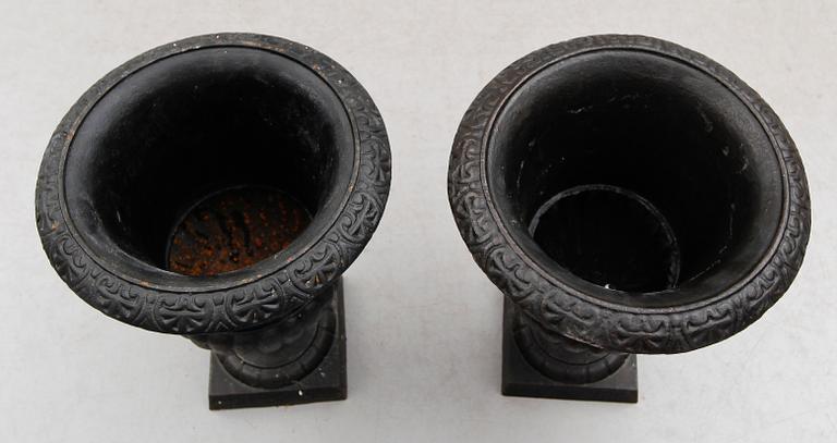 TRÄDGÅRDSURNOR, 1 par, gjutjärn, 1900-/2000-tal.