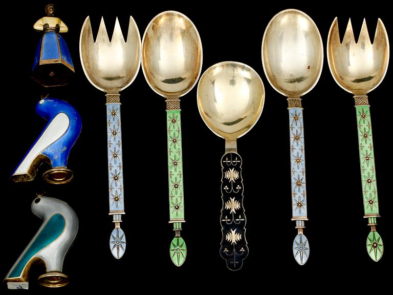 BESTICK, 44 delar, sterlingsilver och emalj. Bl a Tostrup, Norge, 1900-tal. Tot vikt ca 890 g.