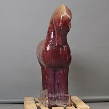 Ulla & Gustav Kraitz, a large stoneware sculpture of a horse, Fogdarp, Förslöv.