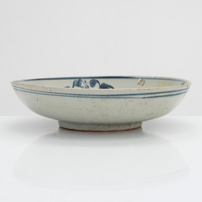 A blue and white Swatow dish, Ming dynasty (1368-1644).