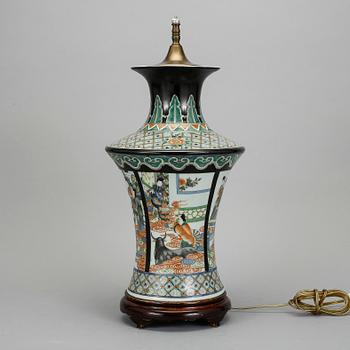 VAS/BORDSLAMPA, porslin, Kina, 1900-tal.
