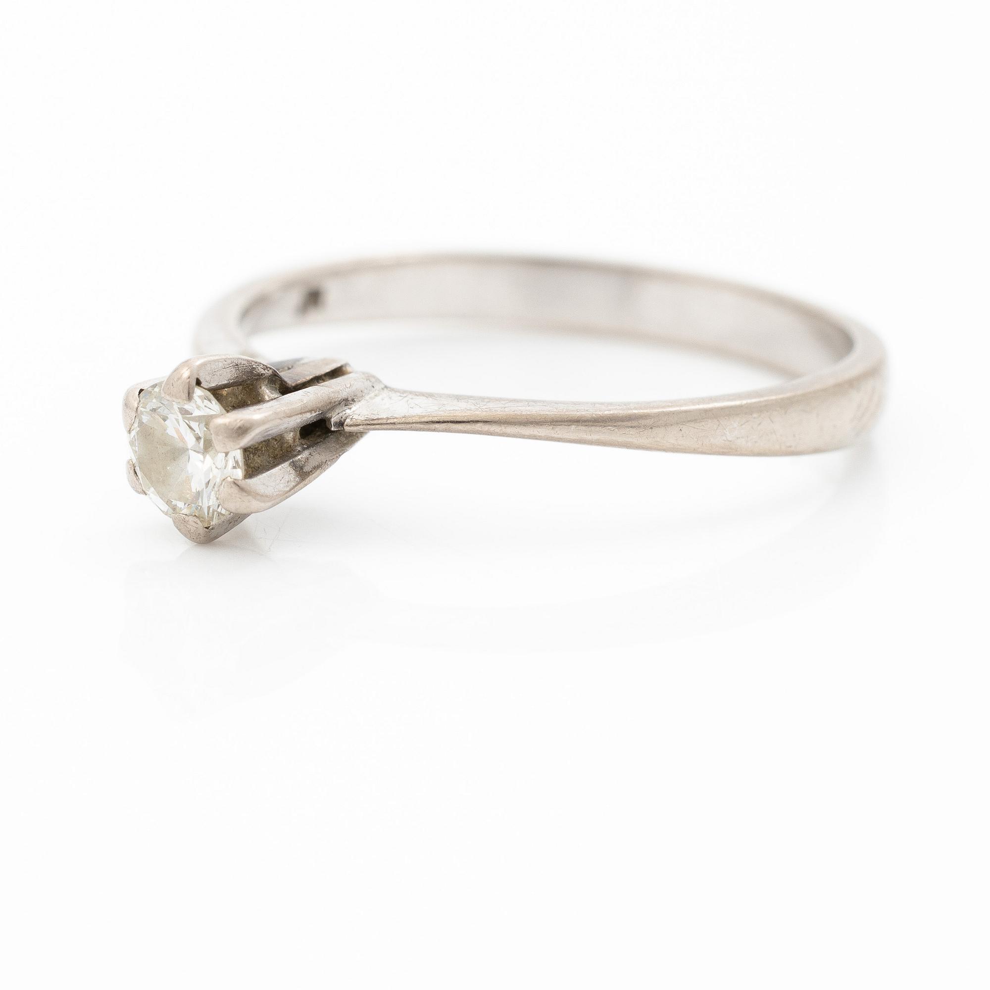 Ring, 18K white gold, with a small brilliant-cut diamond.