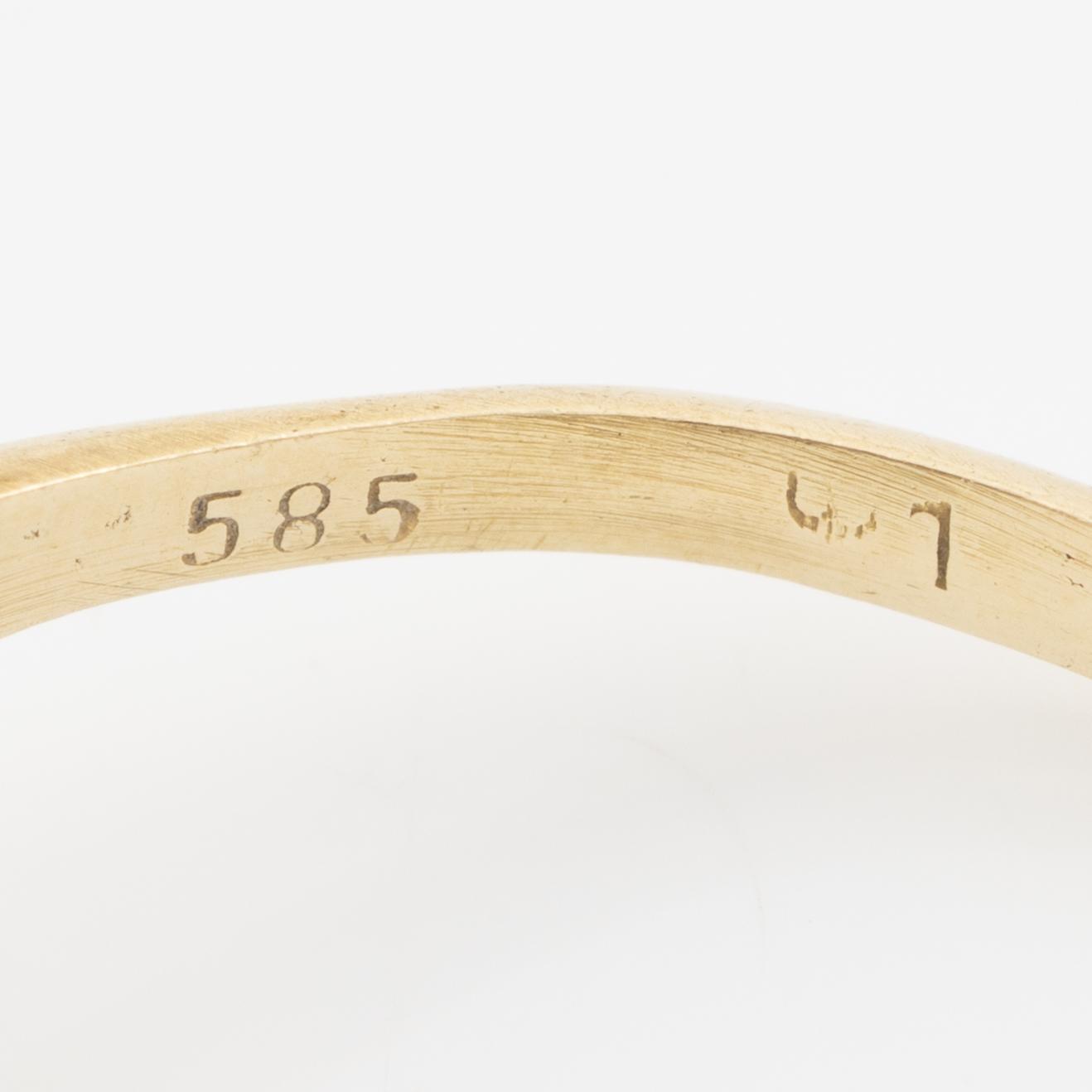 Ring, 14K gold in the shape of a dolphin.