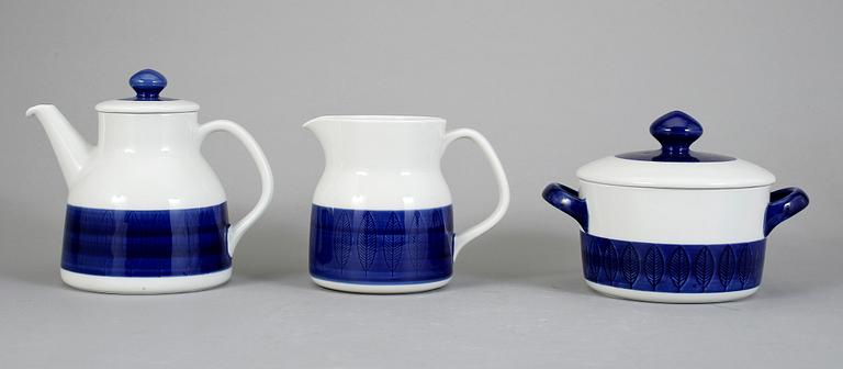 MAT-, KAFFE- & TESERVISDELAR, 41 st. "Koka blå", Rörstrand. Formgiven av Hertha Bengtsson, i produktion 1956-1988.